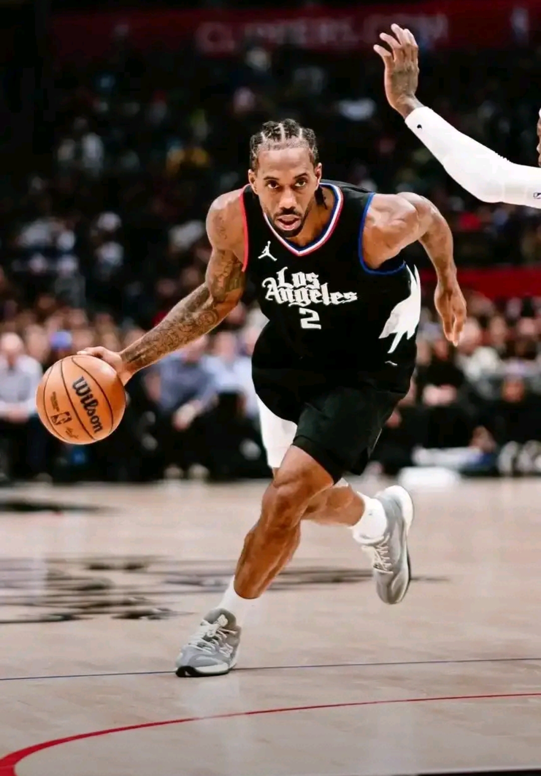 东契奇重返赛场，险胜首场状态出色，雄鹿观众沸腾！赛场气氛高涨(东契奇常规赛场均得分)