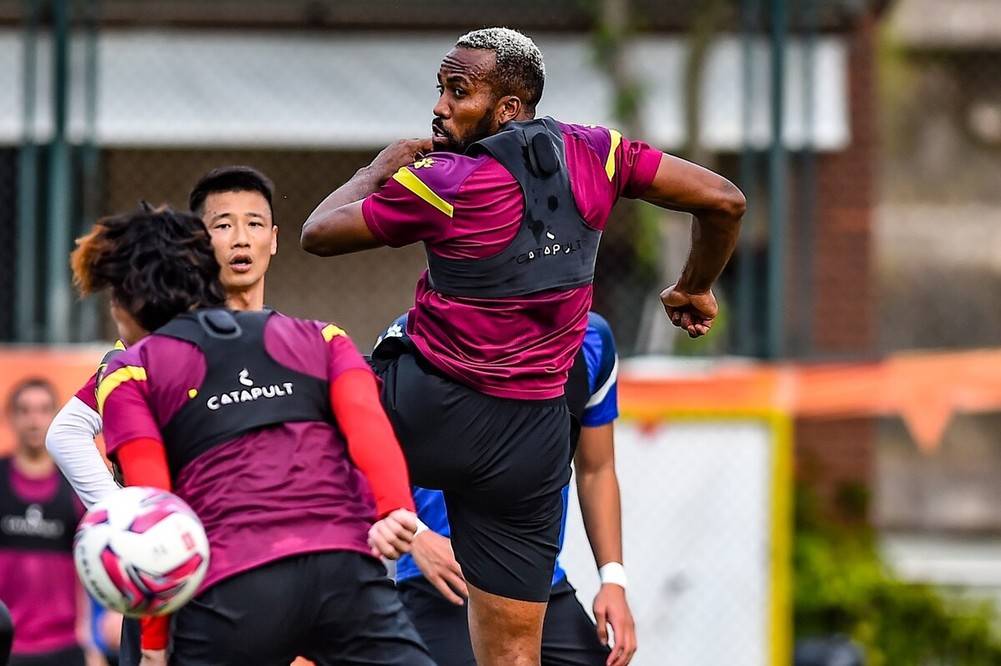 关于英超清晨走向成谜；成都蓉城官宣签约；话题不断；身体对抗强度拉满的信息