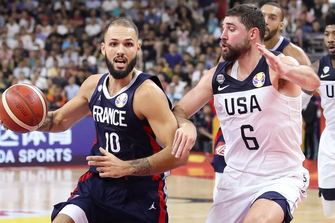 今晨北京首钢调整名单以备全明星赛，造点机会环节打磨，赛场秩序良好，高层口径保持一致的简单介绍